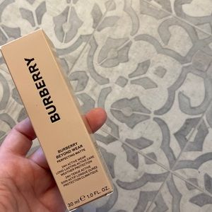 Burberry perfecting matte foundation 20 fair